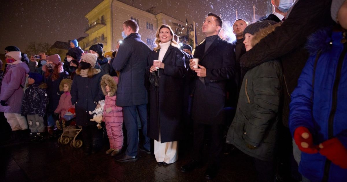 Приобрели сувениры и попробовали глинтвейн: президентская чета прогулялись по праздничному городку