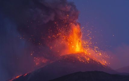 С грохотом и потоками лавы: на Сицилии вновь проснулся вулкан Этна