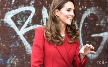 Герцогиня Кембриджская очаровала образом в красном пальто от Alexander McQueen
