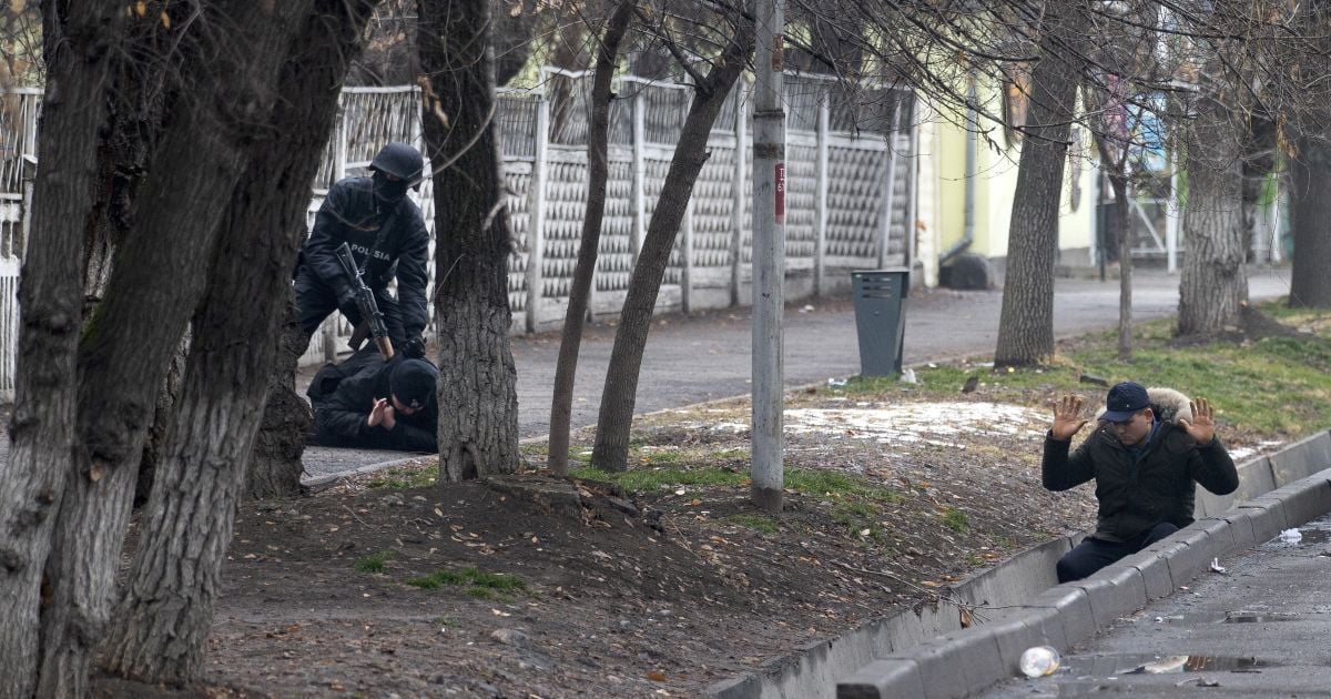 "Засуджуємо насильство": в українському МЗС відреагували на протести в Казахстані