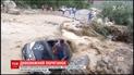 У Перу чоловік дивом врятувався із автомобіля, який затопила вода