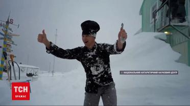 Снігу замело по другий поверх: як українські полярники справляються з негодою