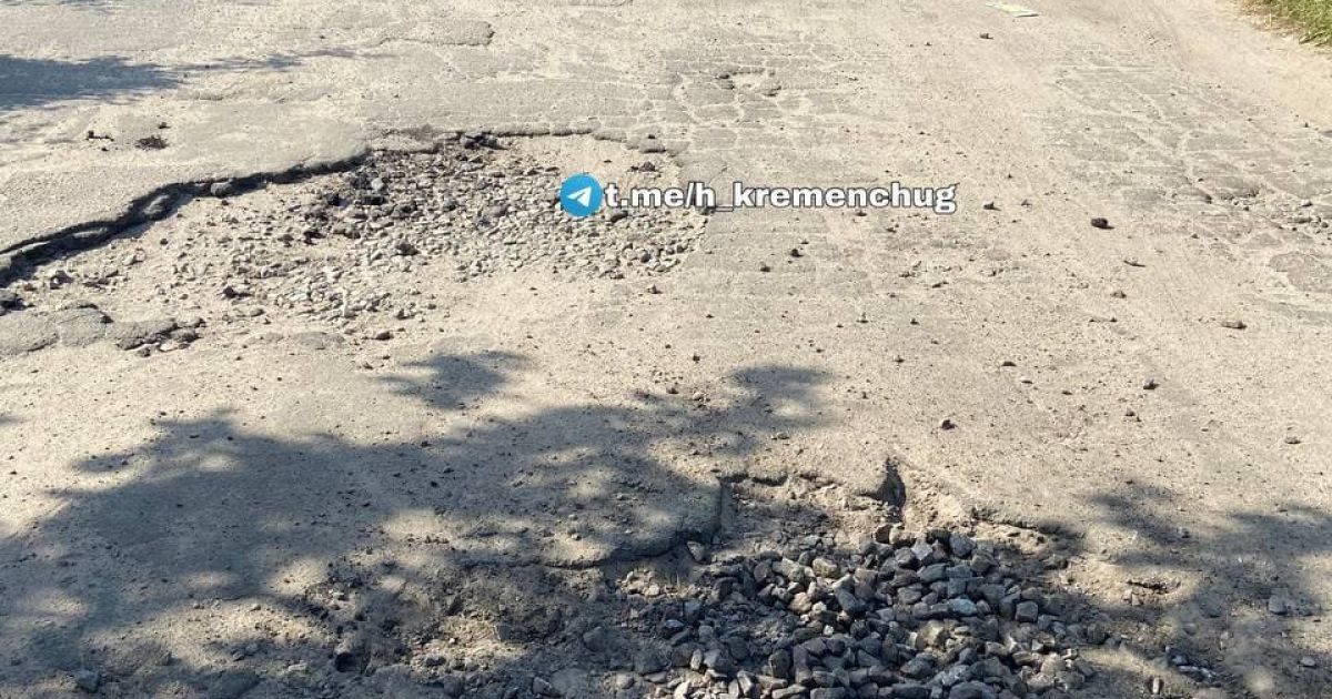 Под Полтавой мужчина решил за свой счет "подлатать" дорогу: пока отвернулся — украли стройматериалы