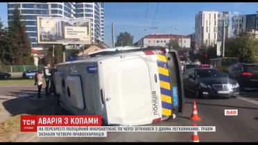 Микроавтобус полиции во Львове по очереди столкнулся с двумя легковушками