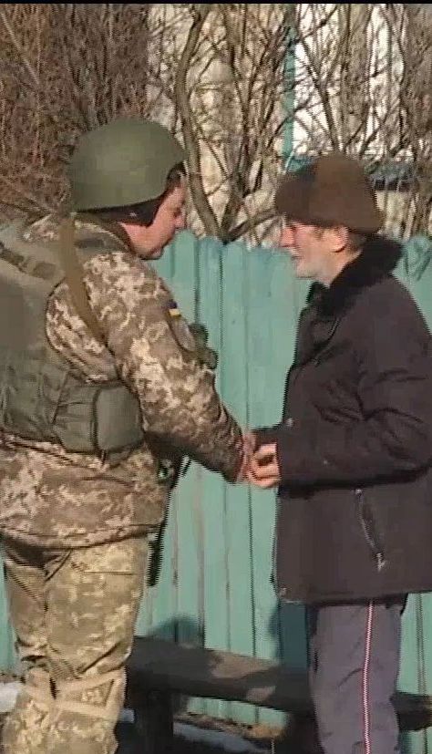 Несмотря на освобождение Катериновки от боевиков, солдаты продолжают защищать селян от обстрелов