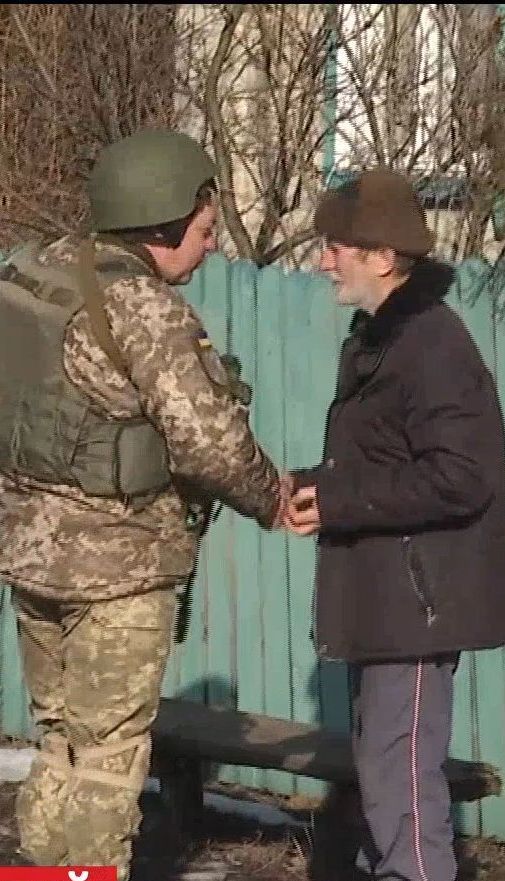 Попри звільнення Катеринівки від бойовиків, вояки продовжують захищати селян від обстрілів