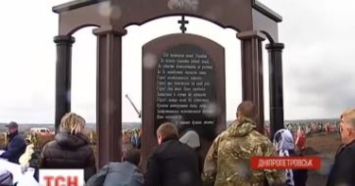 Меморіал Невідомому захиснику Вітчизни встановили на Краснопільському цвинтарі.