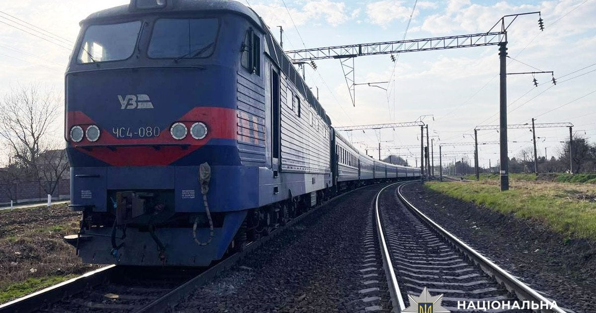 Чоловік загинув під колесами пасажирського потяга
