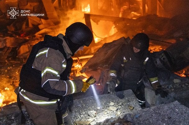 Пожежа на поштовому терміналі внаслідок атаки / © ДСНС