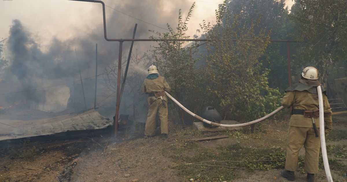 Нищівна пожежа у Луганській області: рятувальники продовжують гасити ще три осередки вогню