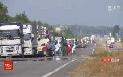 Ждут по трое суток: на украинско-польской границе образовалась 10-километровая очередь из фур