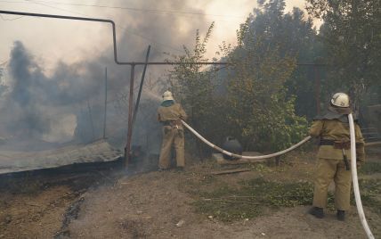 Нищівна пожежа у Луганській області: рятувальники продовжують гасити ще три осередки вогню