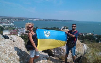 В Керчи оккупанты задержали троих людей за фото с флагом Украины