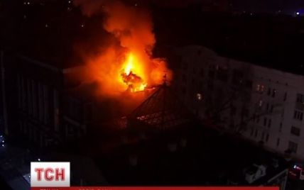 У мережі показали відео палаючого банку людини Януковича