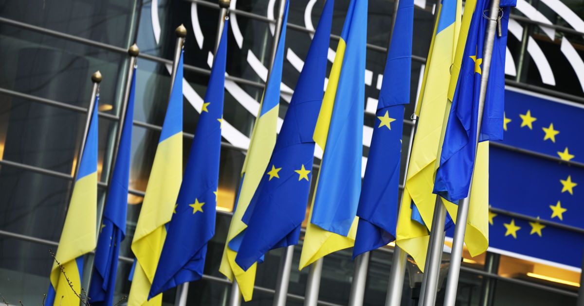 Флаги Украины и ЕС