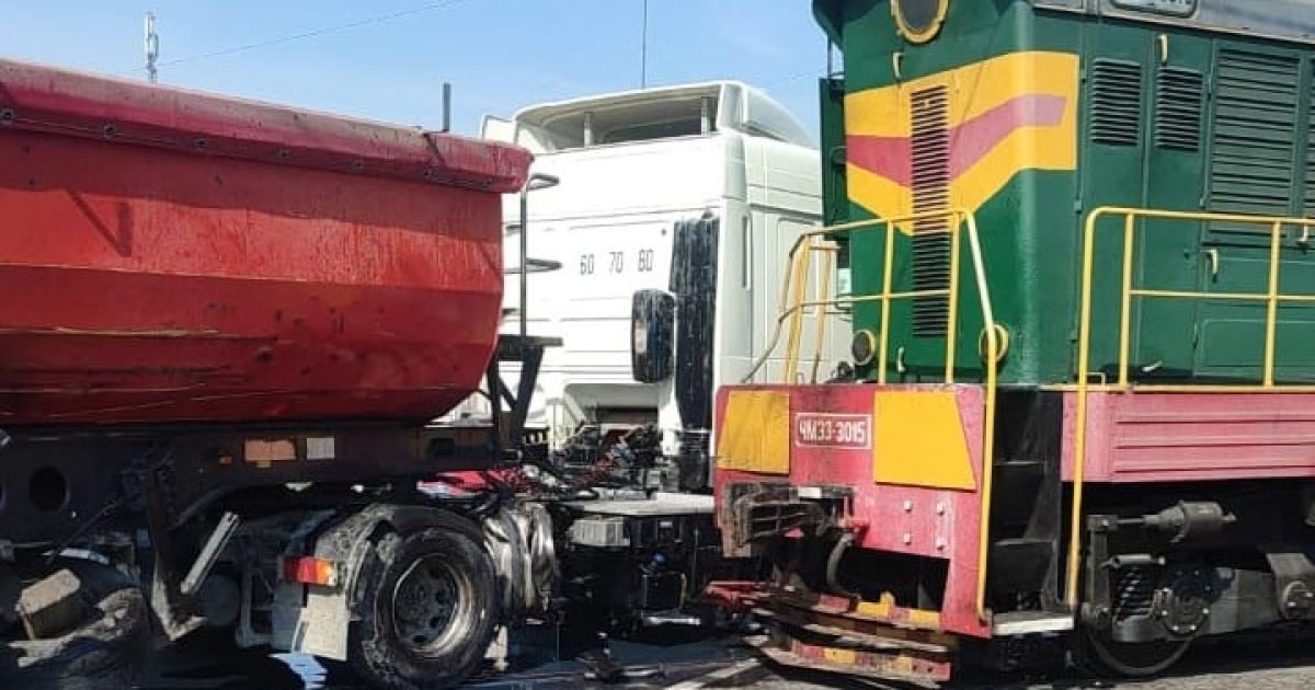 Під Фастовом вантажівка влетіла у локомотив на залізничному переїзді