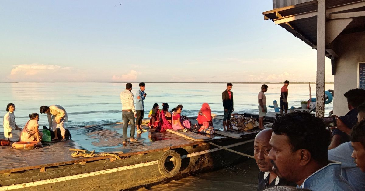Пассажиры прыгали в воду, чтобы спастись: в Индии из-за столкновения двух суден погиб человек, десятки пропали