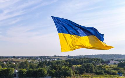 Кілометровий герб, гиря, яка каже "Слава Україні"  і "пісочний" рекорд: які подарунки українці зробили на День Незалежності (фото, відео)