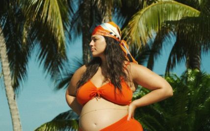 В ярком бикини на фоне пальм: Эшли Грэм показала новые снимки с отдыха