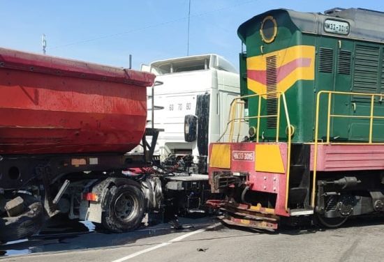 Під Фастовом вантажівка влетіла у локомотив на залізничному переїзді