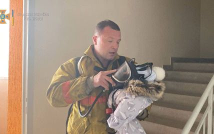 Столичний рятувальник віддав свою кисневу маску немовляті під час пожежі: відео порятунку зворушило Мережу