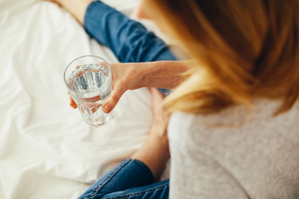 При кишечной инфекции важно пить много чистой питьевой воды / © Pexels