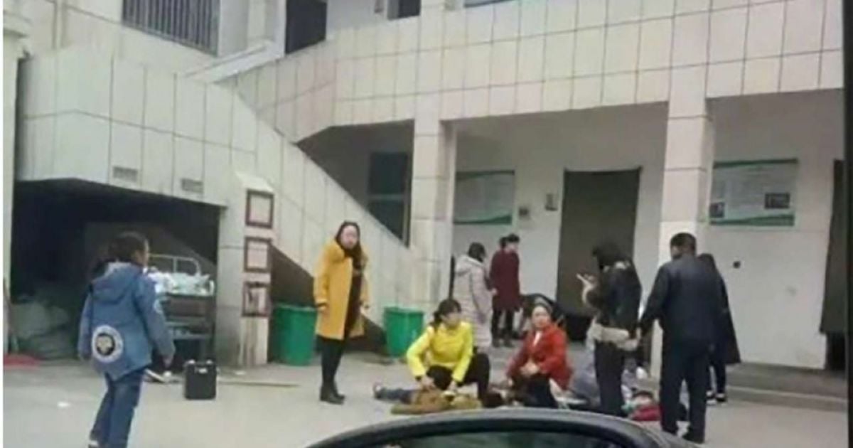В Китае в результате давки возле школьного туалета погибли два ребенка – СМИ