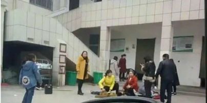В Китае в результате давки возле школьного туалета погибли два ребенка – СМИ
