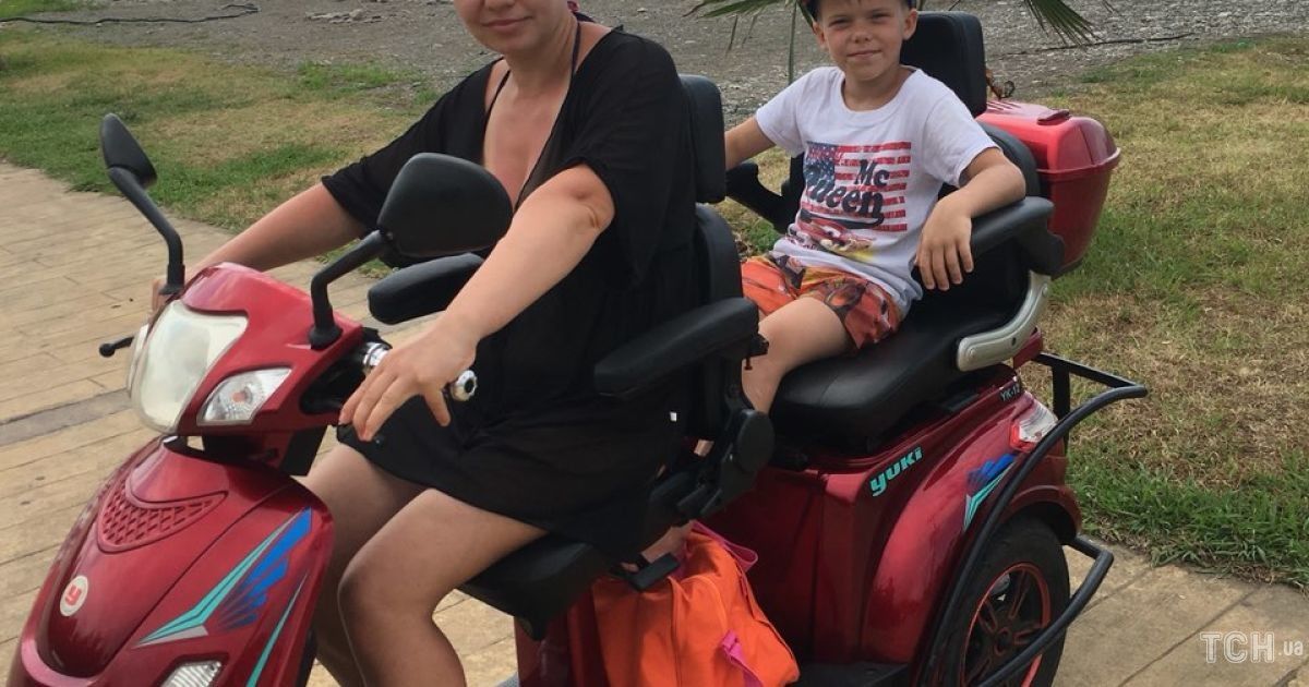 Українка, яка застрягла в аеропорту Батумі з порізаною ногою, отримала травму через несправні гальма скутера