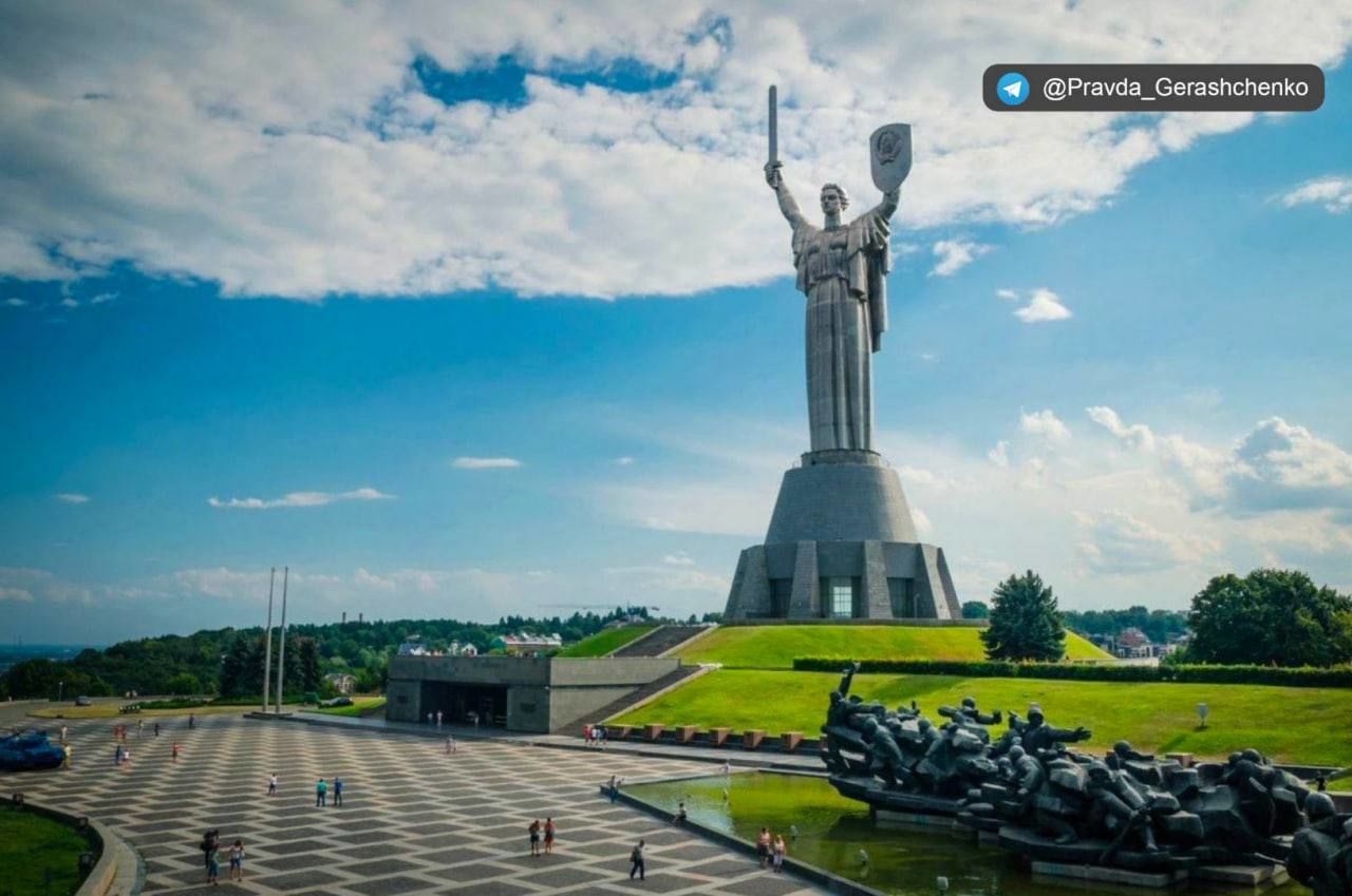 Війна в Україні: У Мережі порівняли монумент Батьківщині-матері в ...