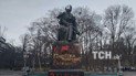 У Києві пам’ятник Пушкіну втратив обличчя: що сталося (фото)