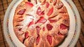 Шарлотка с клубникой