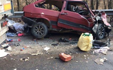 Автомобіль розтрощило: на трасі Київ-Чоп у смертельну ДТП потрапили легкове авто та вантажівка