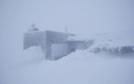 Карпаты засыпает снегом, в горах мороз и опасность схода лавин: фото