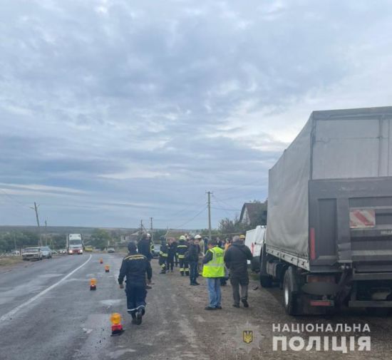 На Одещині мікроавтобус із пасажирами врізався у вантажівку: серед постраждалих - 6-річний хлопчик