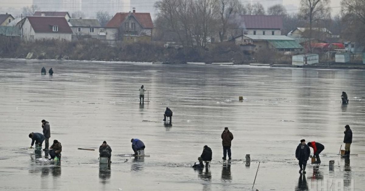 Рыбаки начали массово выходить на лед