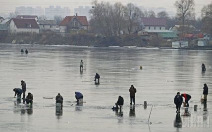 Морози "вигнали" рибалок на підступний лід: один киянин уже втопився
