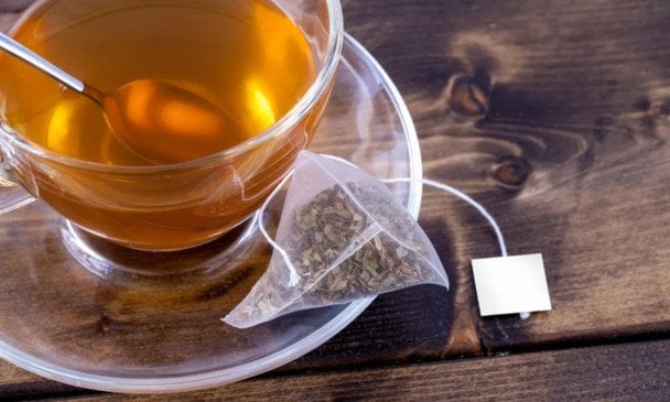 Среди 150 популярных напитков именно в горячем чае содержится больше всего микропластика