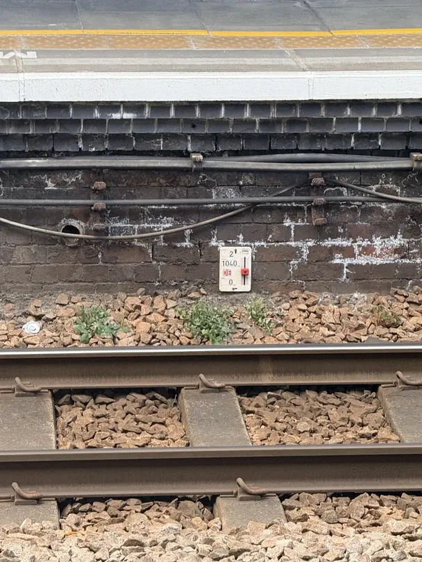Датум-пластина на рельсах метро / © reddit.com