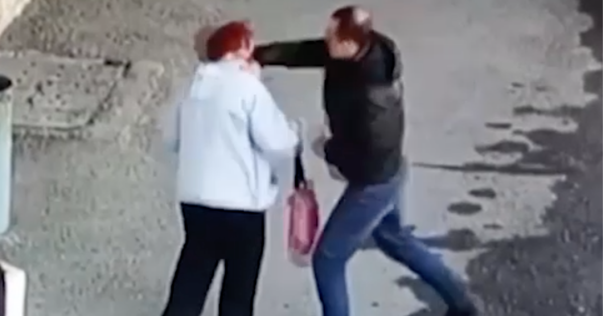 Житель Челябінська вдарив кулаком по обличчю незнайому пенсіонерку просто посеред вулиці / Скриншот з відео
