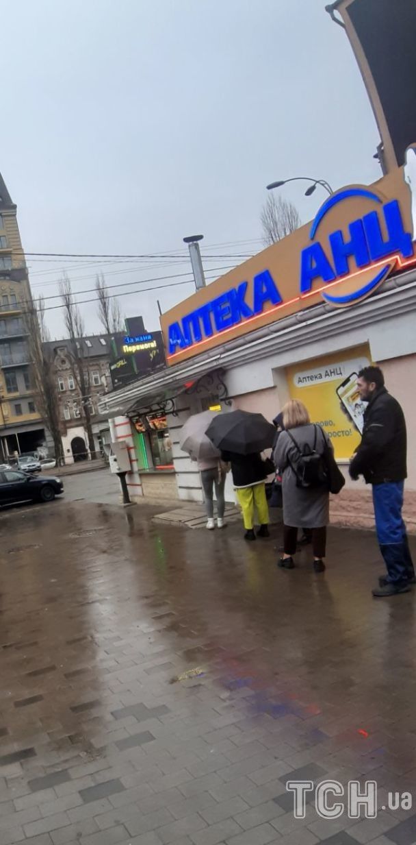 Черга до аптеки в Києві / © ТСН.ua