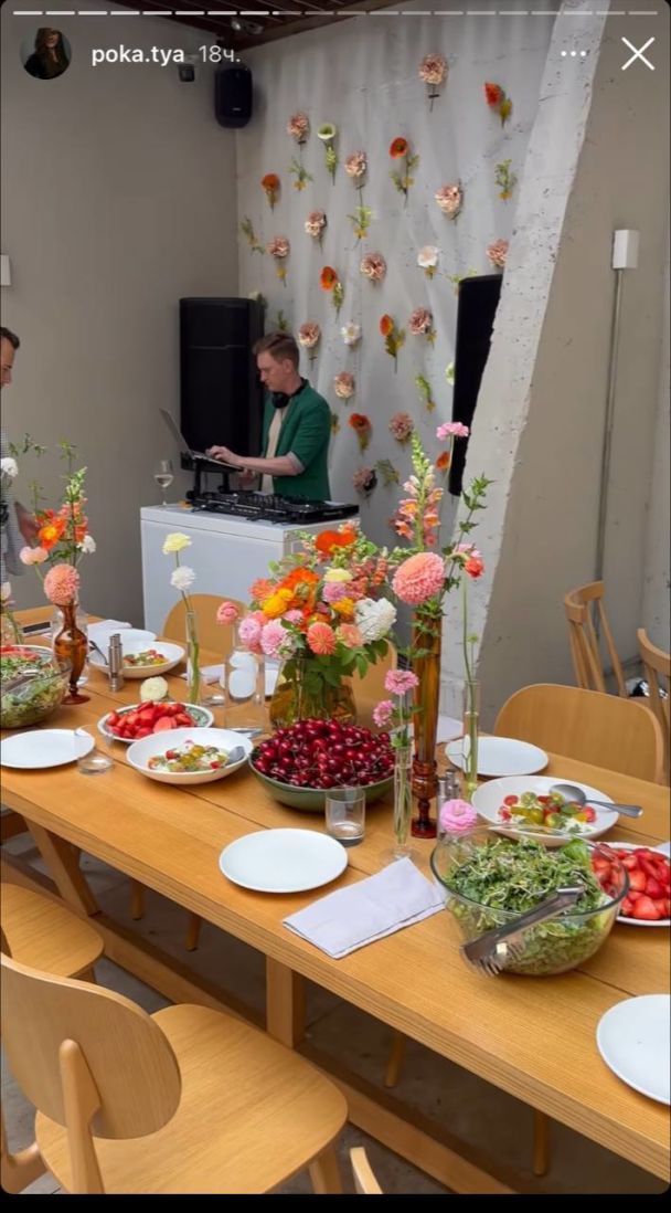 Саме таким був святковий стіл дружини Остапчука / © instagram.com/poka.tya