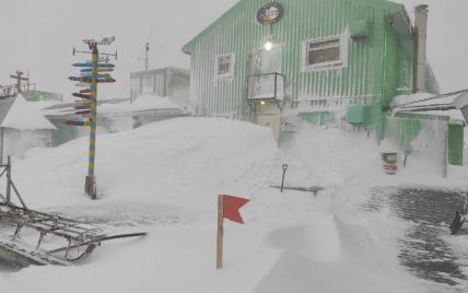 Сильний вітер, снігопад та мороз: українську станцію "Академік Вернадський" накрила негода (фото)