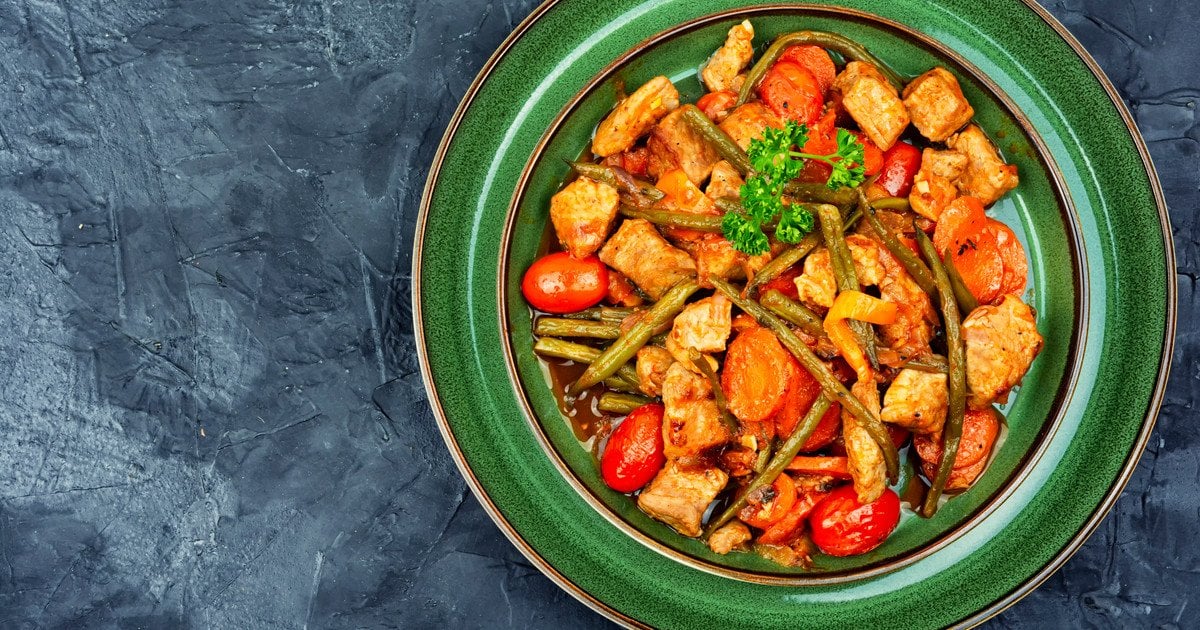 Курица тушеная со стручковой фасолью сладким перцем и морковью