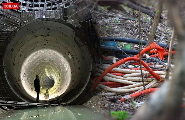 Метро на Виноградар. З майданчика довгобуду виносять метал та вирізають кабель / колаж ТСН.ua / © 