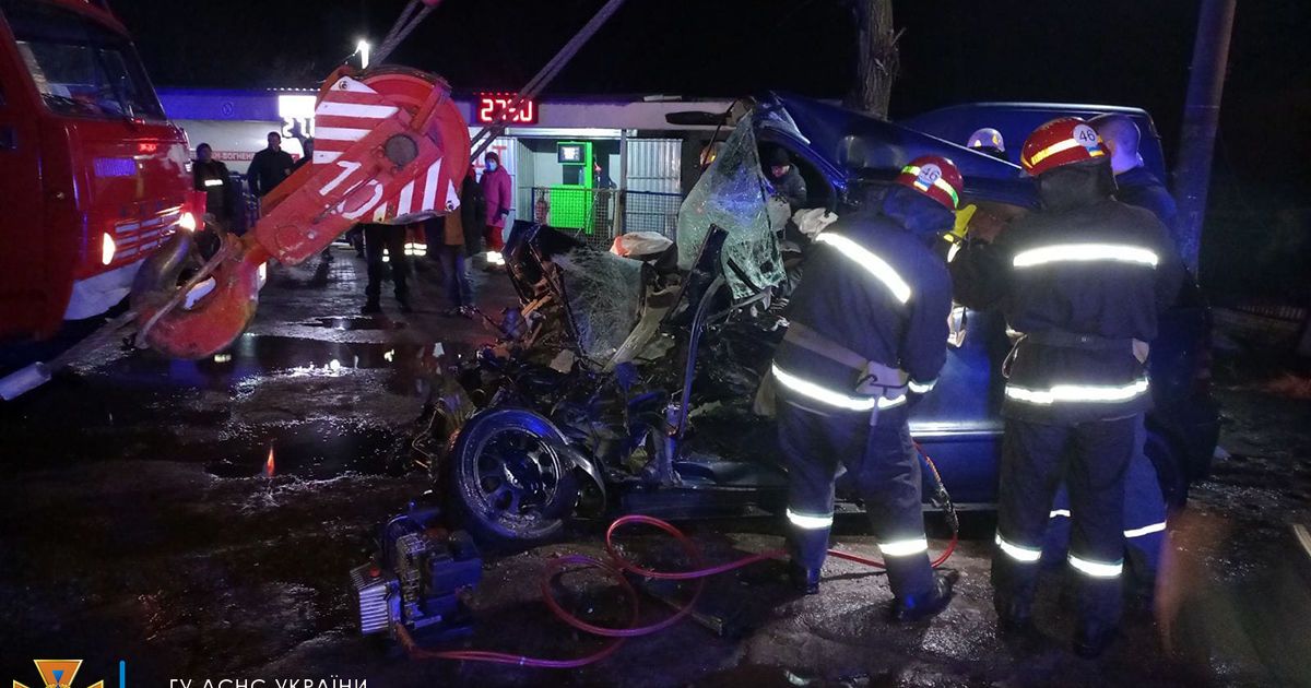 В Днепропетровской области автокран столкнулся с легковушкой: есть жертвы