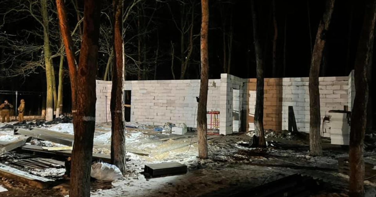 В столичном парке Партизанской славы демонтируют незаконное здание кафе
