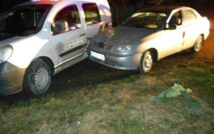 Пьяные гонки на Львовщине: водитель протаранил полицейское авто и протащил патрульного 15 метров