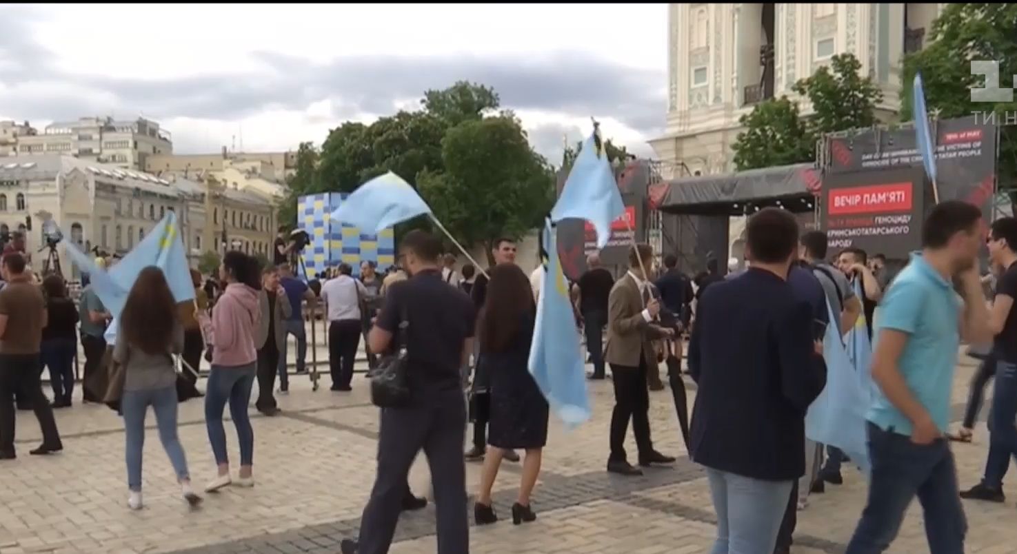 Видео — В столице на Софийской площади крымские татары и украинцы пришли  поддержать своих собратьев — Страница видео