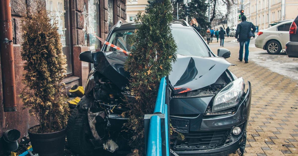 В центрі Києва автомобіль врізався в терасу ресторану